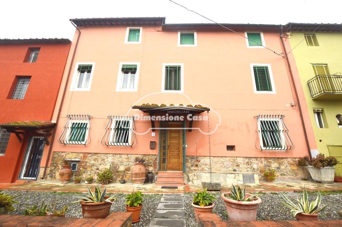 Casa indipendente con giardino, Capannori castelvecchio