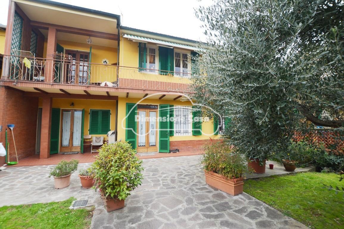 Casa indipendente con giardino, Capannori centro