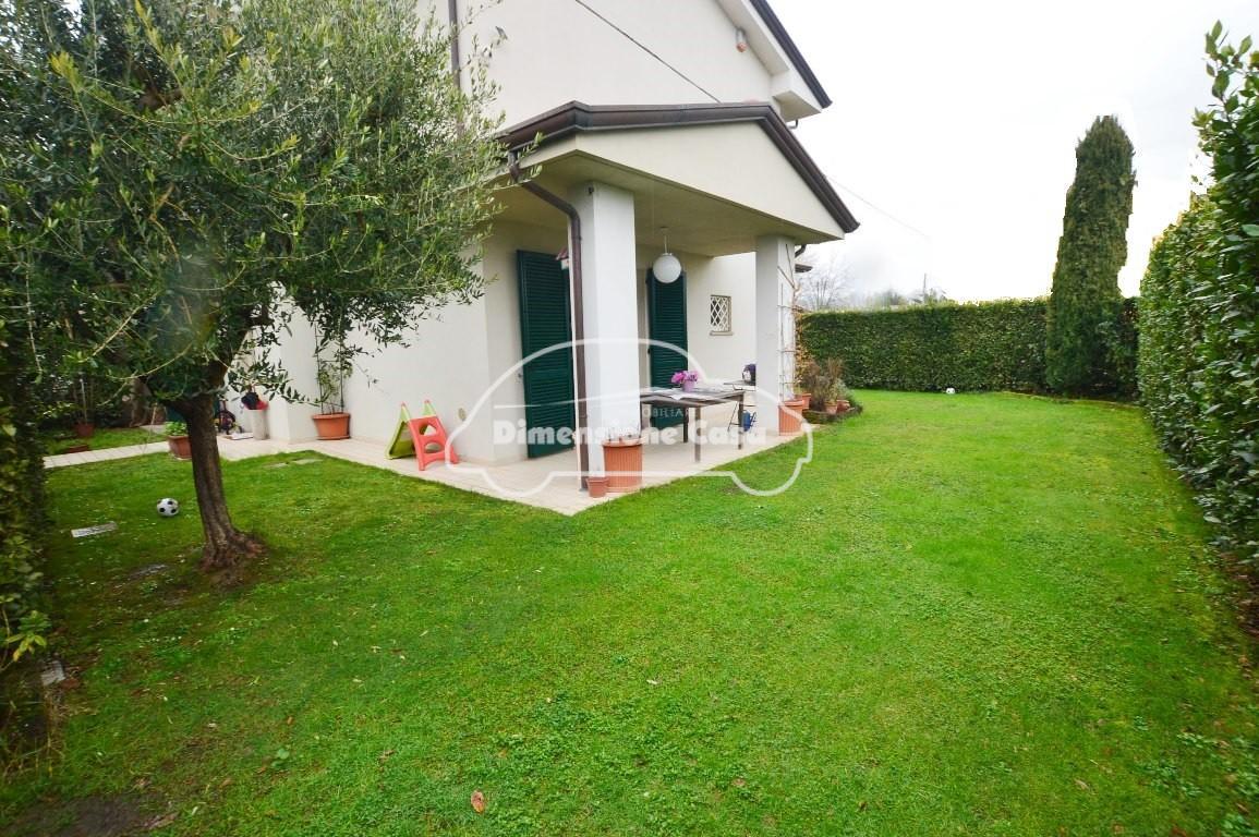 Villa Bifamiliare con giardino, Capannori camigliano