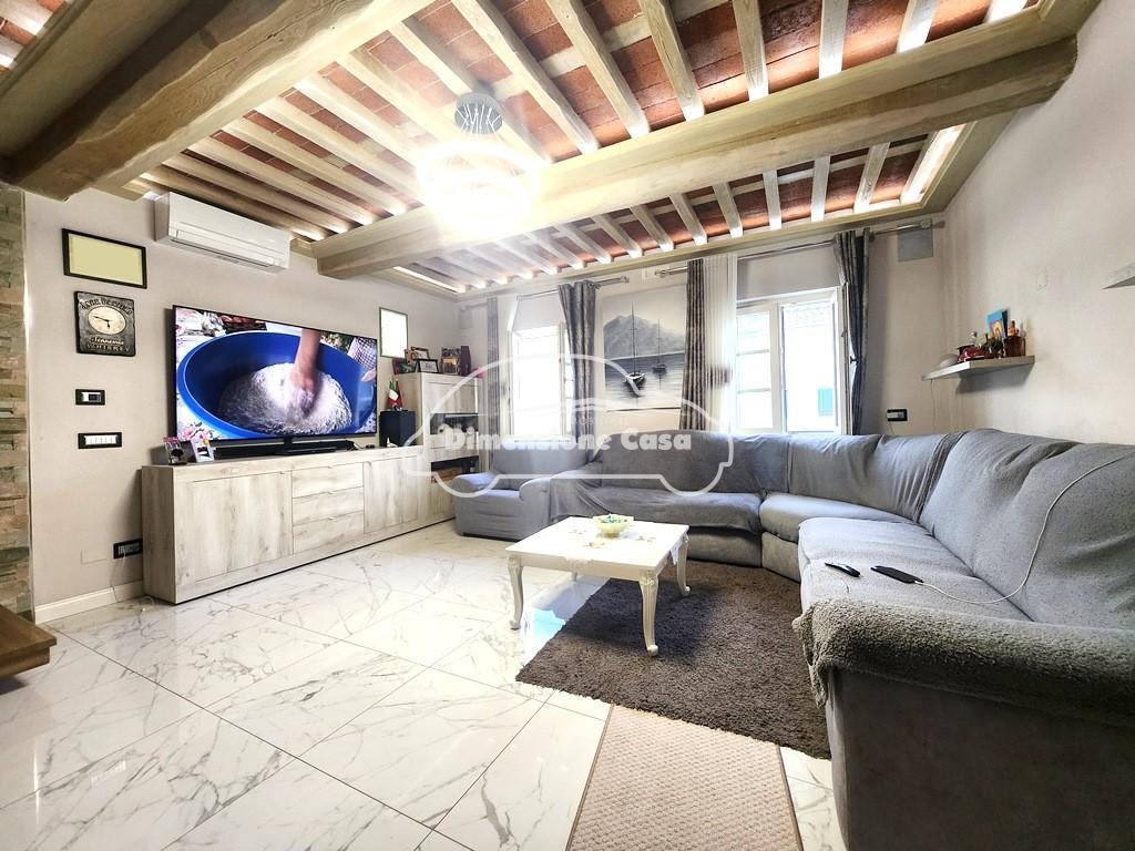 Quadrilocale con terrazzo, Lucca arancio