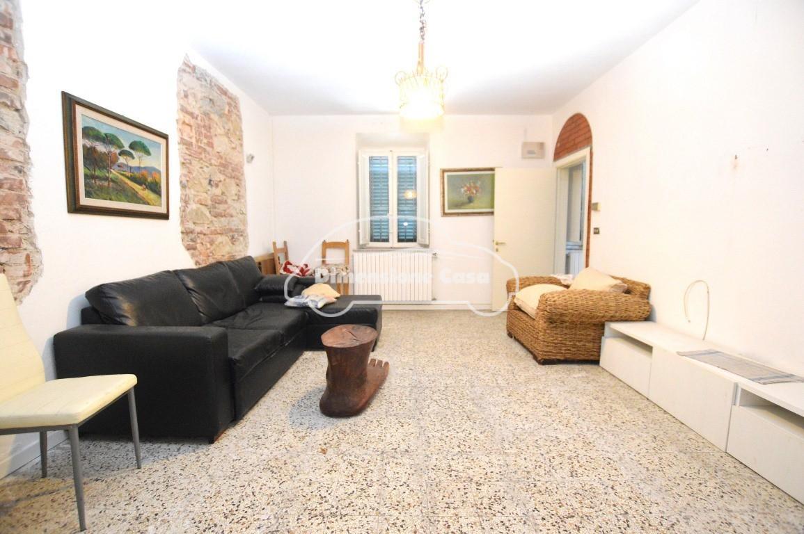 Villa con giardino, Montecarlo turchetto