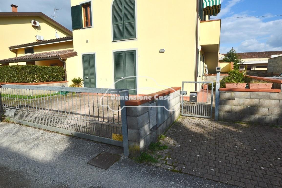 Quadrilocale con giardino, Lucca arancio