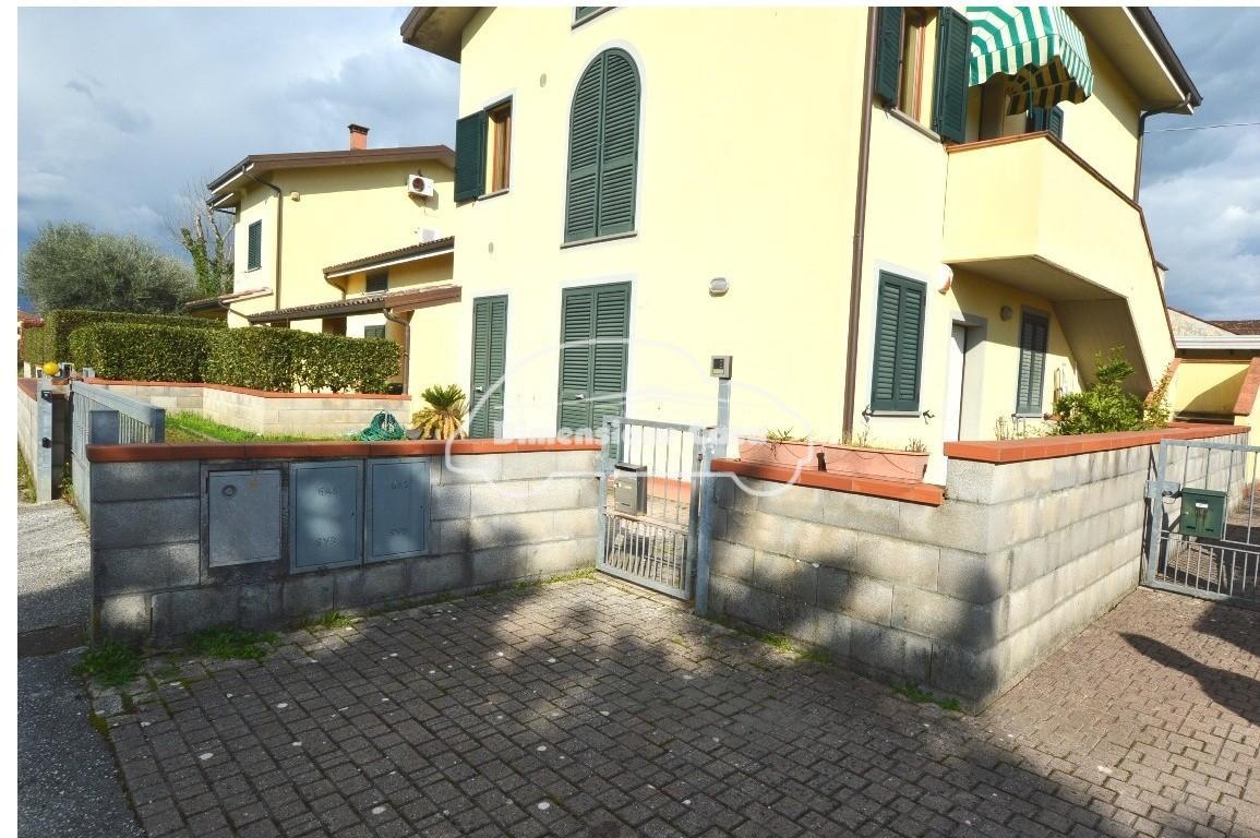 Quadrilocale con giardino, Lucca arancio