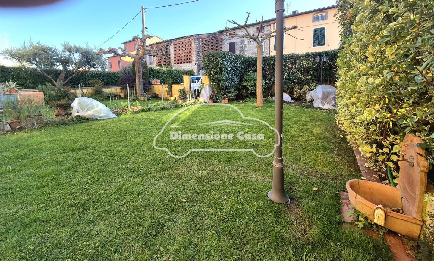 Appartamento con giardino, Capannori lammari