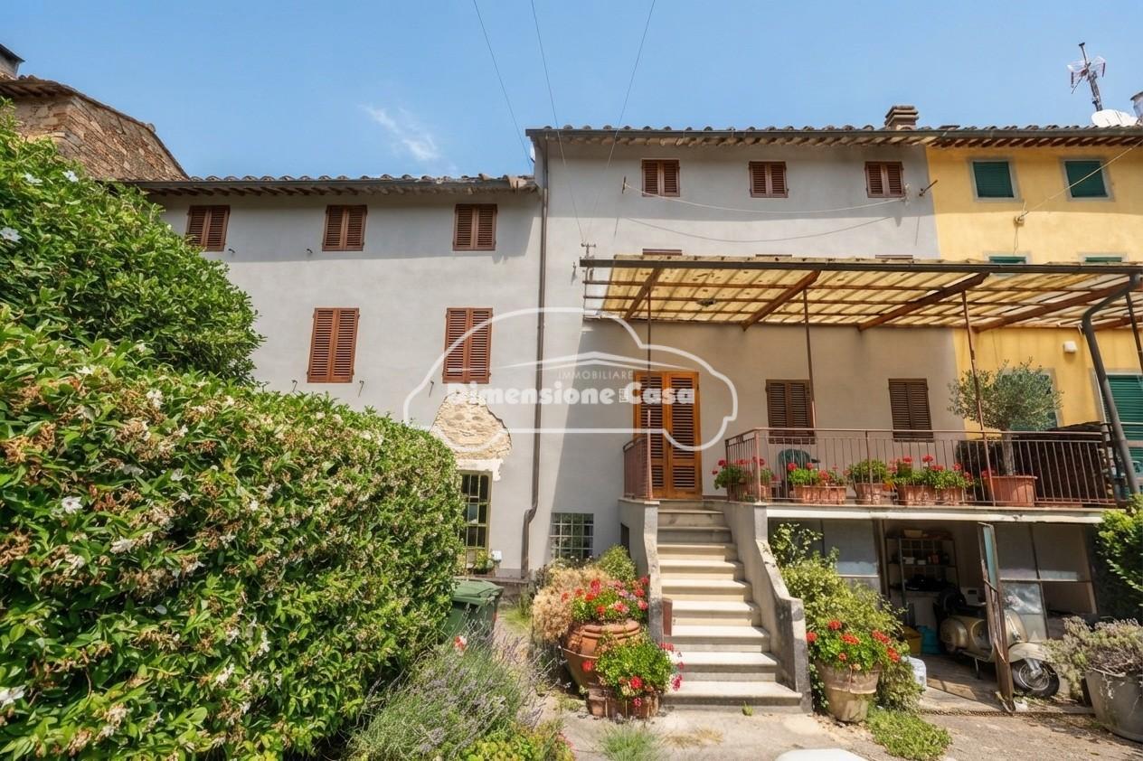 Casa indipendente con terrazzo, Capannori massa macinaia