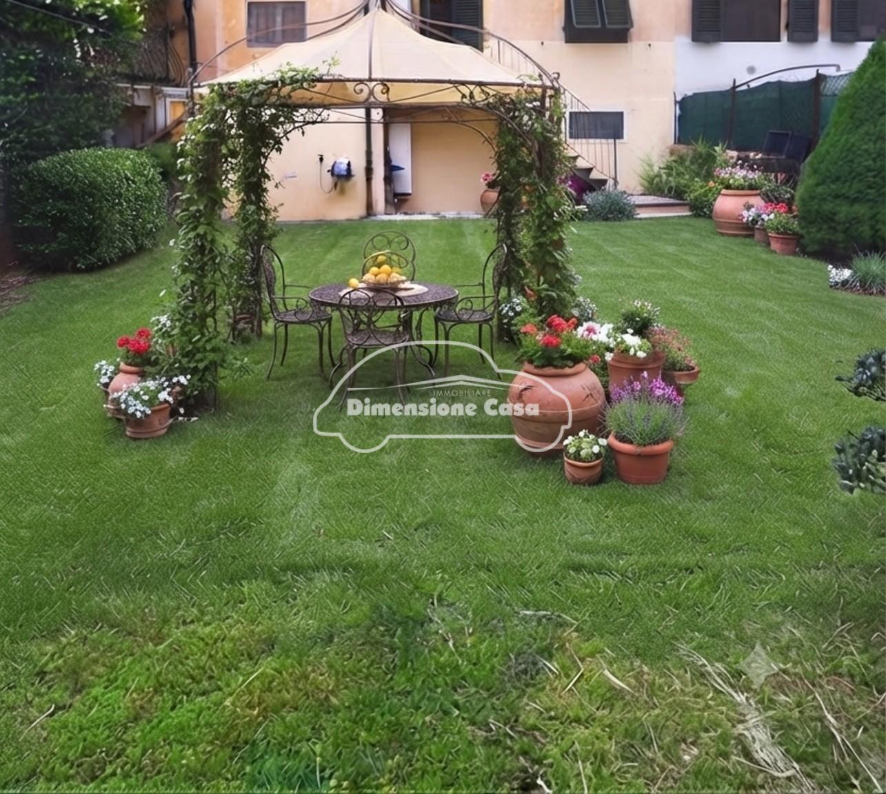 Villa con giardino, Lucca san marco
