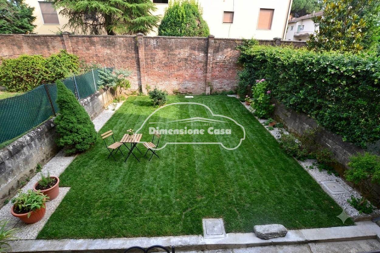 Villa con giardino, Lucca san marco