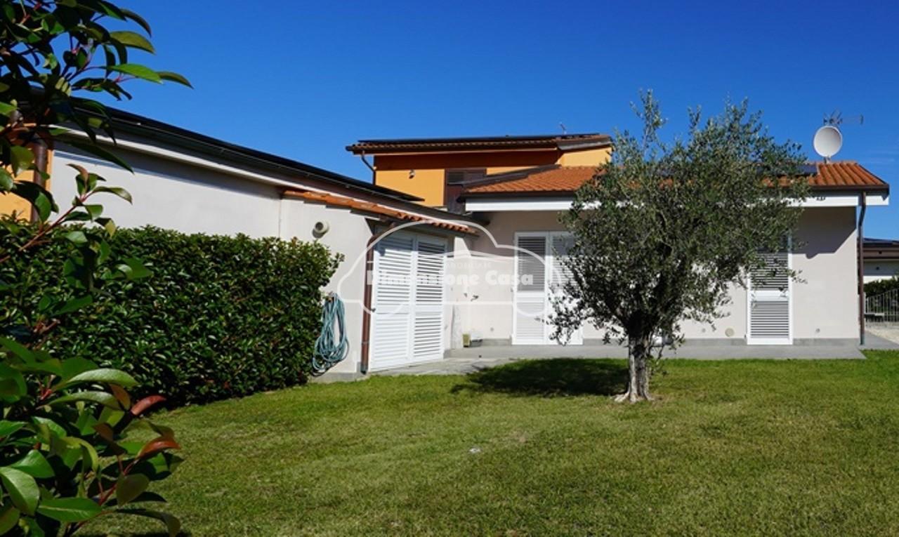 Villa Bifamiliare con giardino, Lucca santissima annunziata