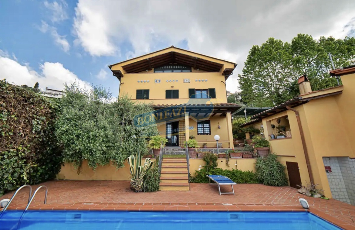 Villa con giardino in via delle sezioni, Massarosa