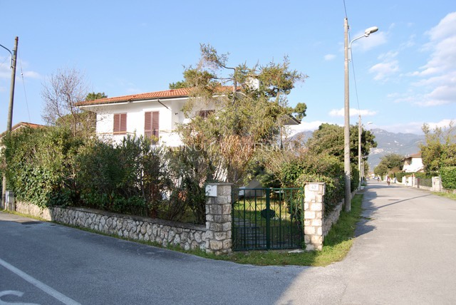 Villa arredata in affitto a Pietrasanta