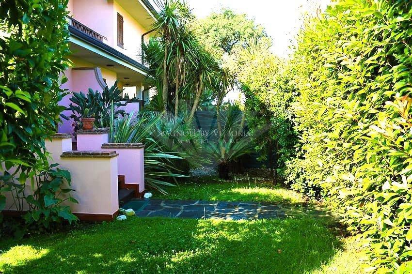 Villa con giardino a Pietrasanta