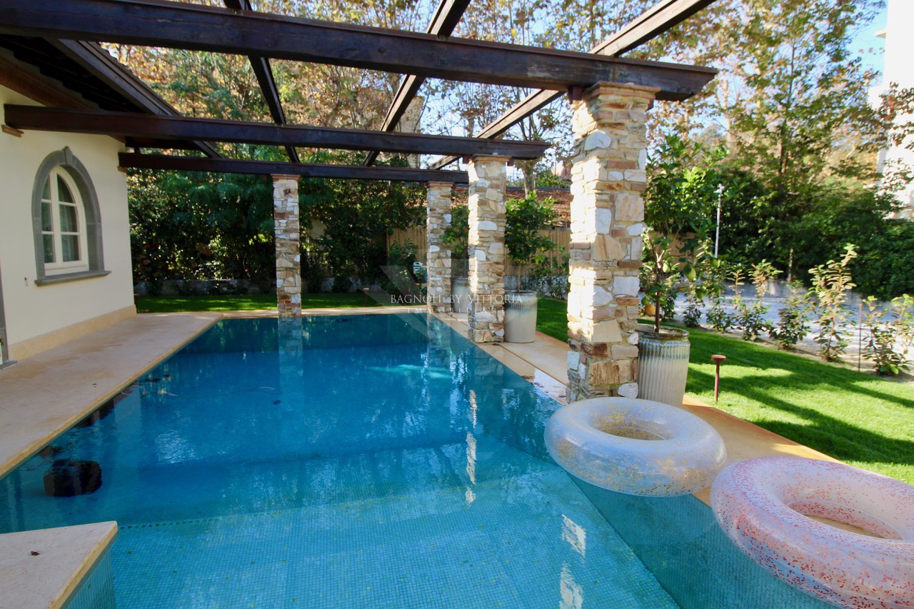 Villa arredata in affitto a Pietrasanta