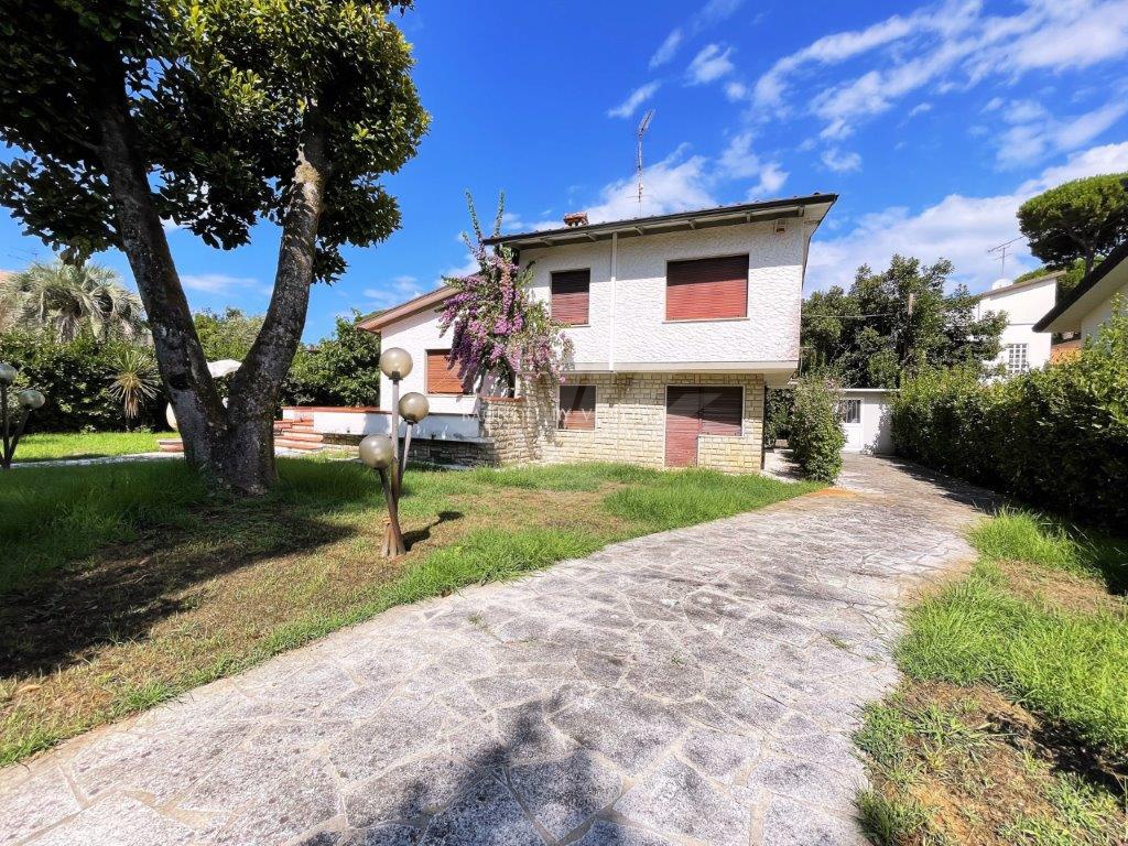 Villa con giardino a Pietrasanta