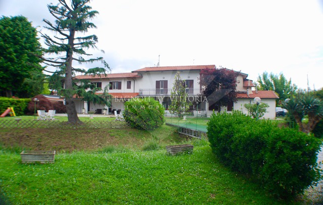 Villa con giardino a Pietrasanta