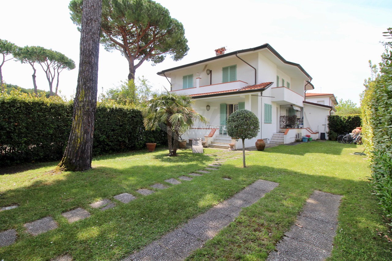 Villa arredata in affitto a Pietrasanta