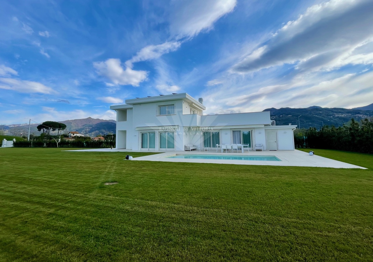 Villa con giardino a Pietrasanta