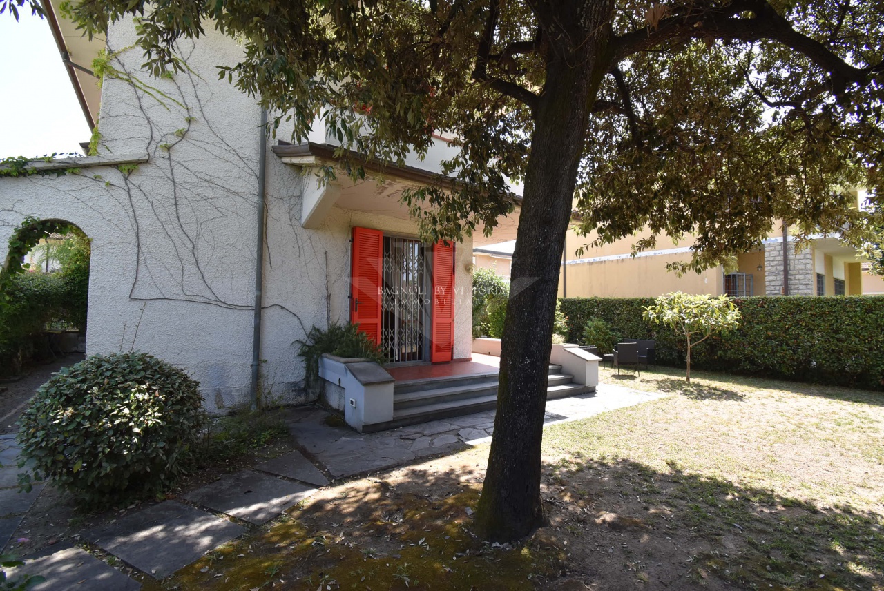 Villa con giardino a Pietrasanta