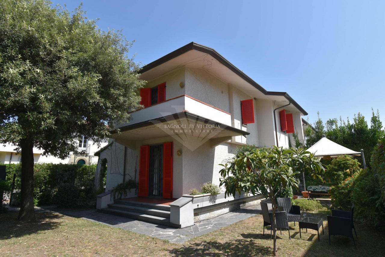 Villa con giardino a Pietrasanta