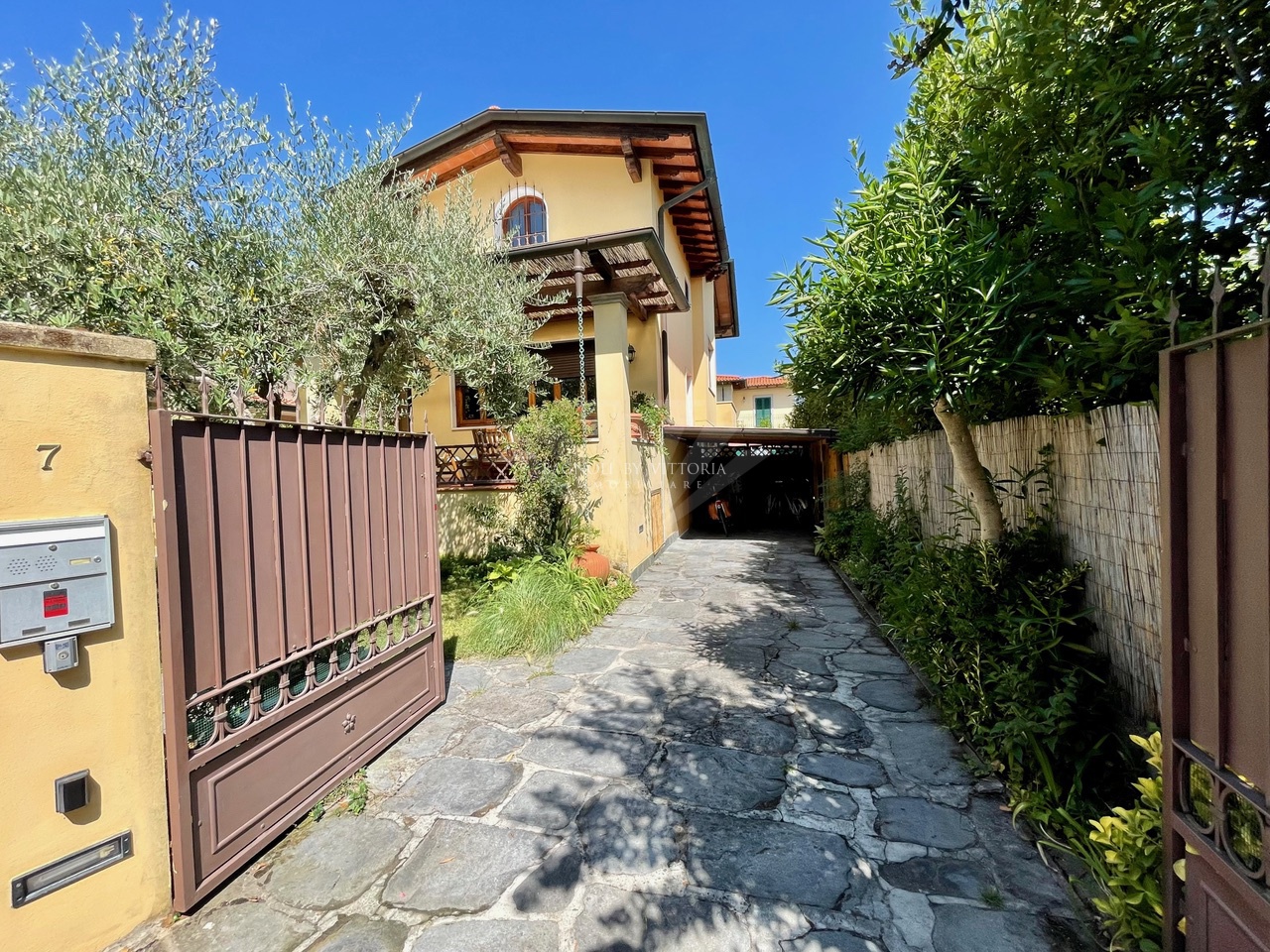 Villa con giardino a Pietrasanta