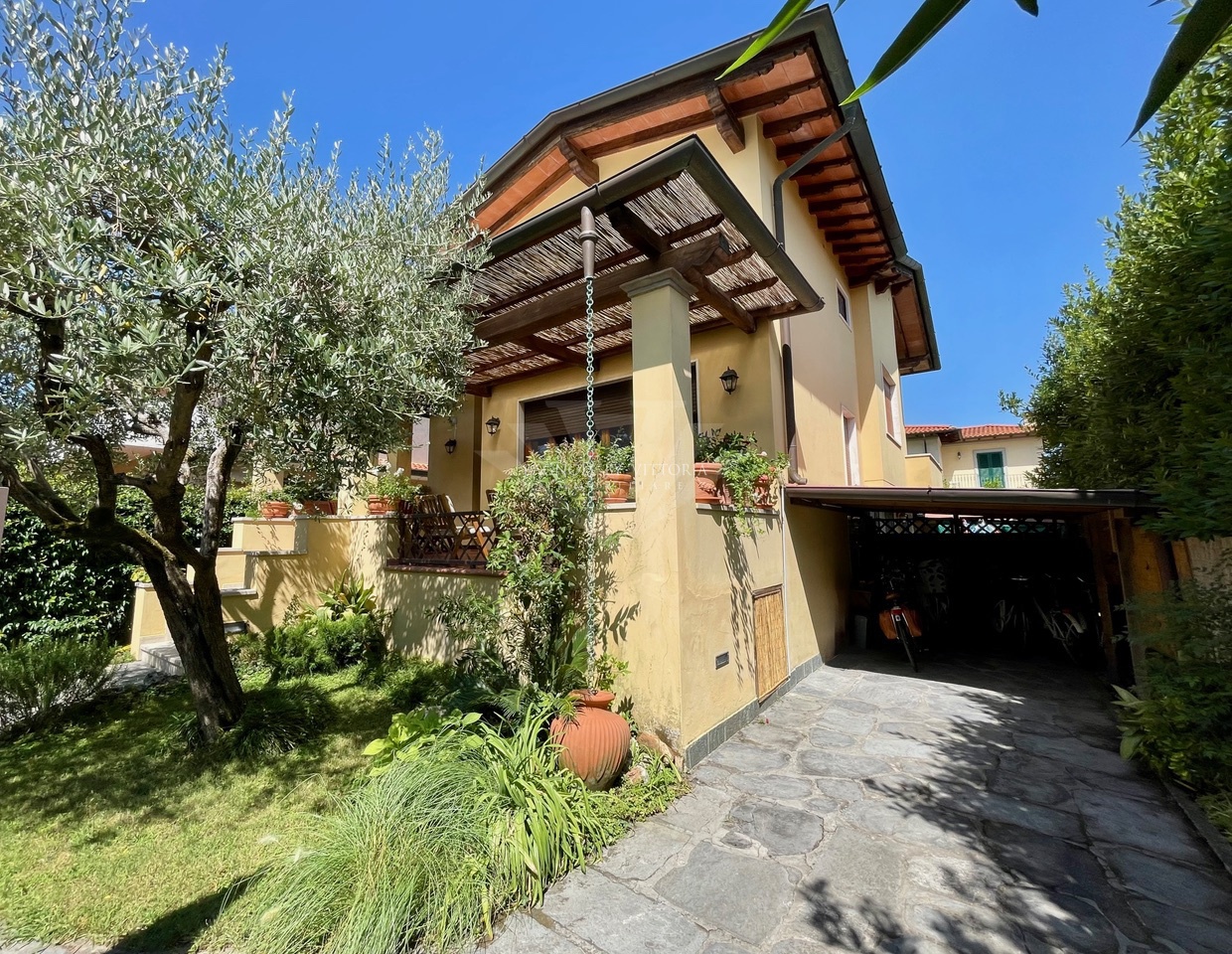 Villa con giardino a Pietrasanta