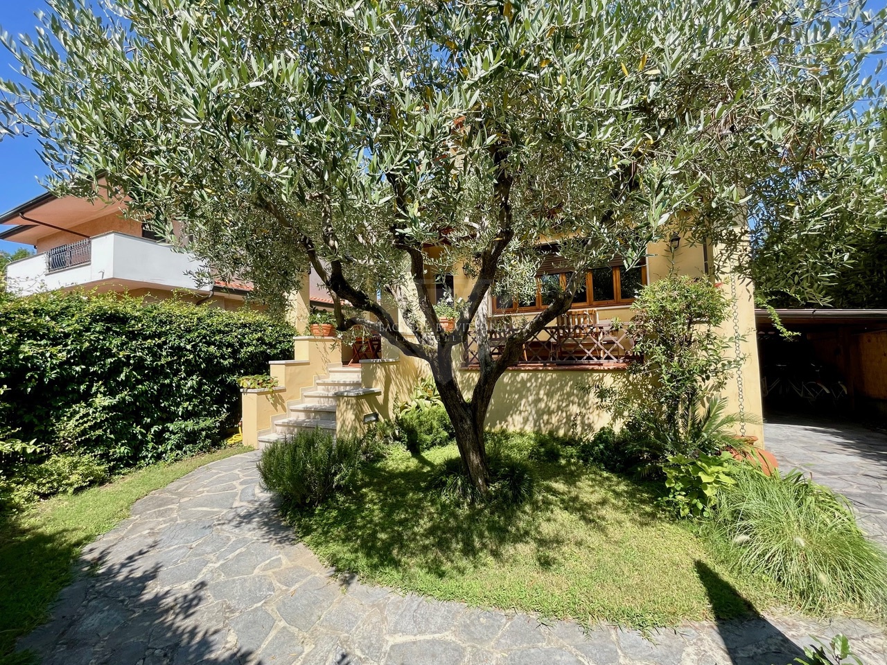 Villa con giardino a Pietrasanta