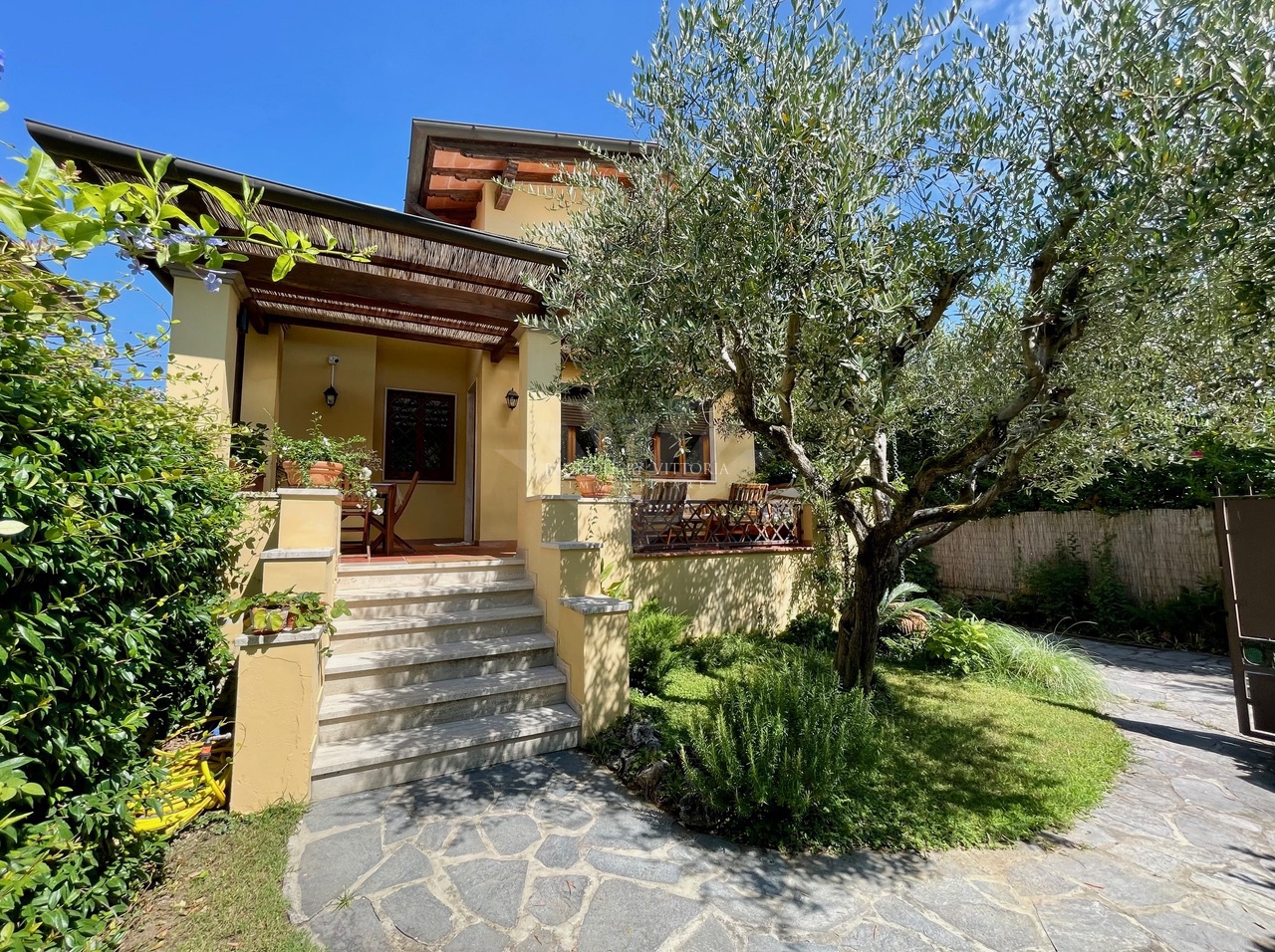 Villa con giardino a Pietrasanta