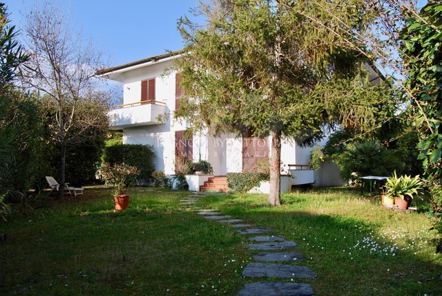 Villa arredata in affitto a Pietrasanta