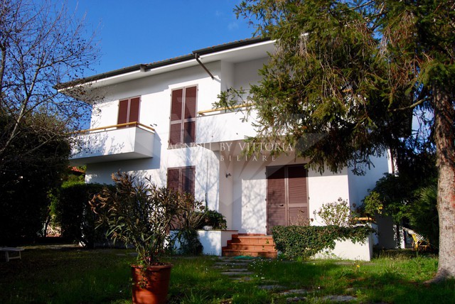 Villa arredata in affitto a Pietrasanta