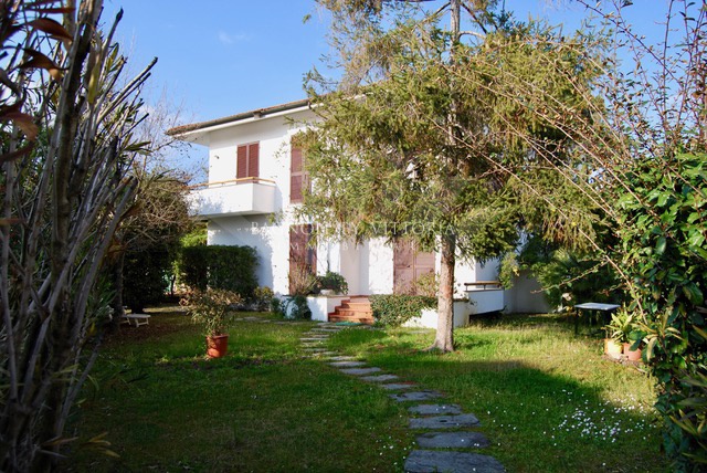 Villa arredata in affitto a Pietrasanta