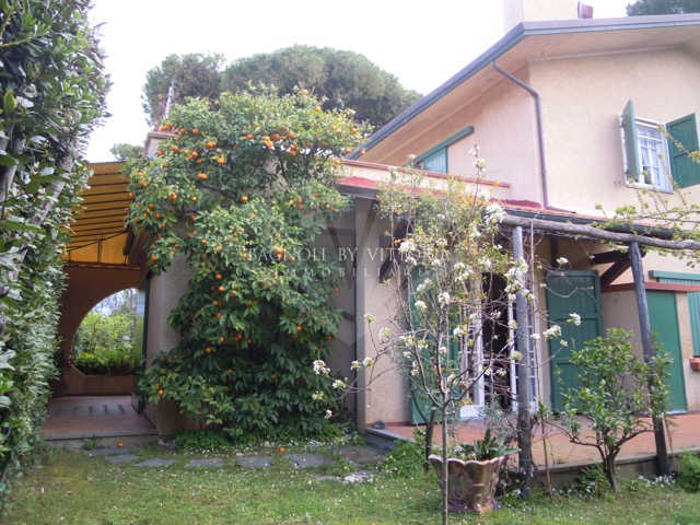 Villa arredata in affitto a Pietrasanta