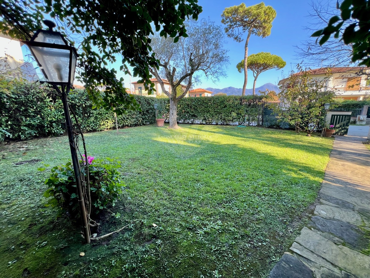 Villa arredata in affitto a Pietrasanta