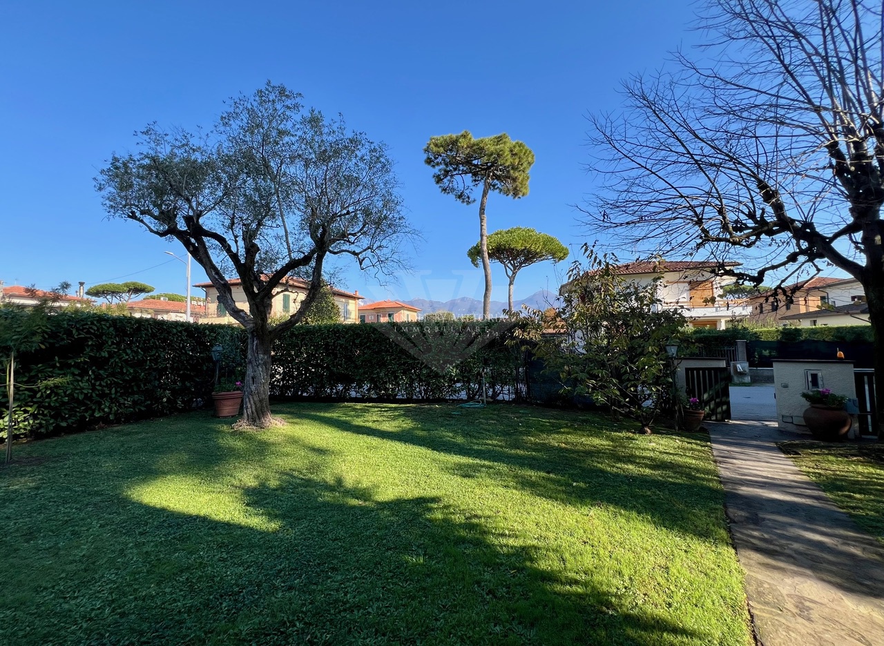 Villa arredata in affitto a Pietrasanta