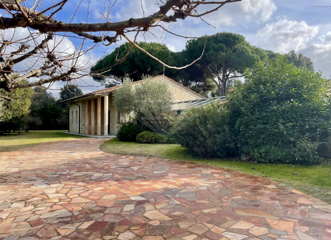 Villa con giardino in via toscana, Pietrasanta