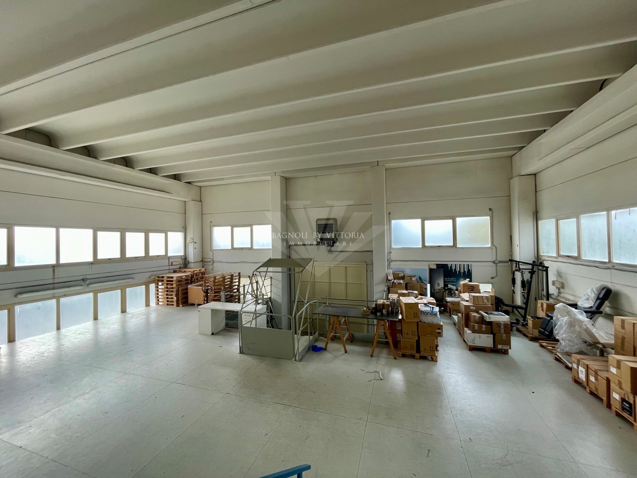 Capannone con giardino in via del portone, Pietrasanta