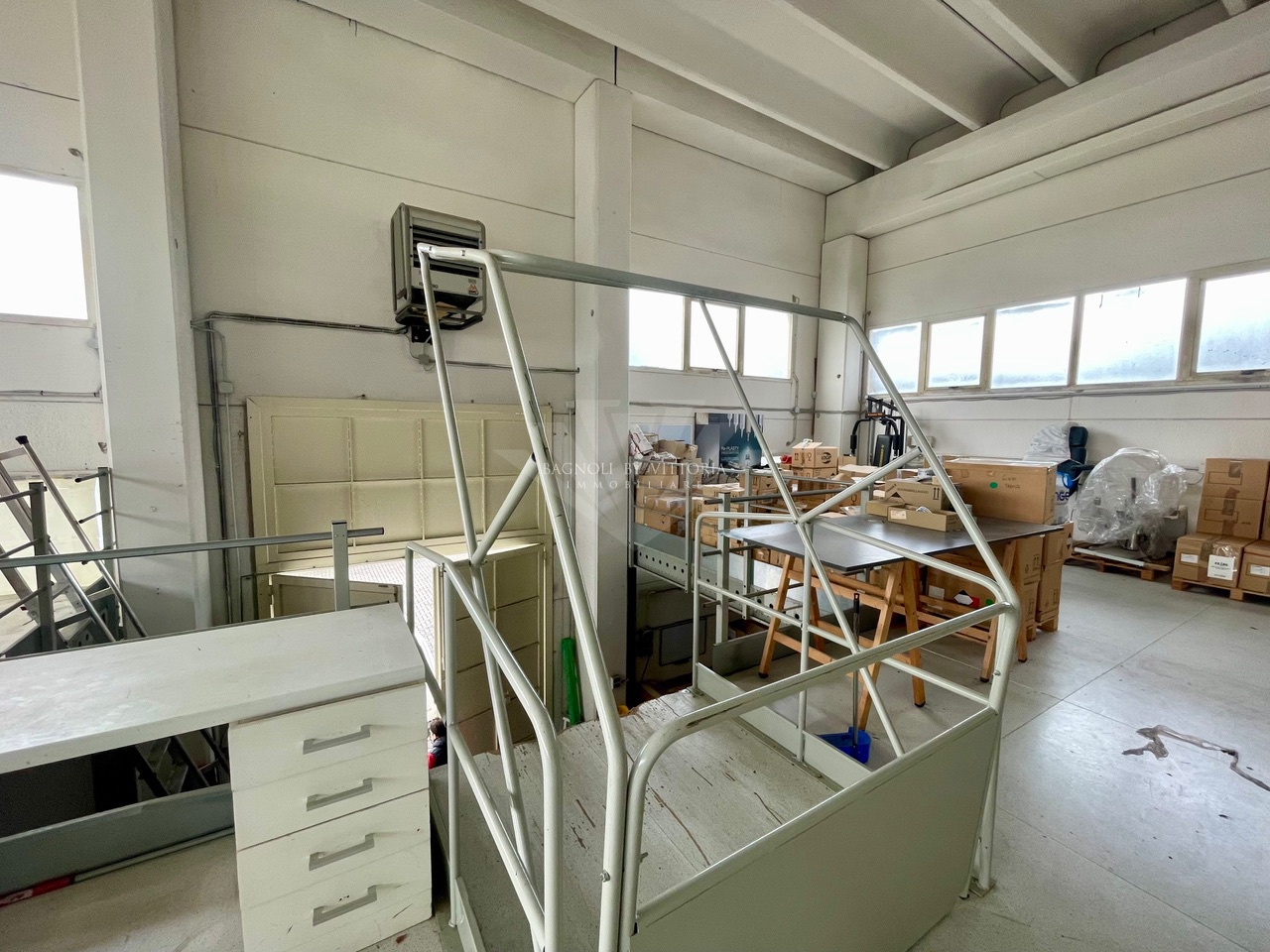 Capannone con giardino in via del portone, Pietrasanta