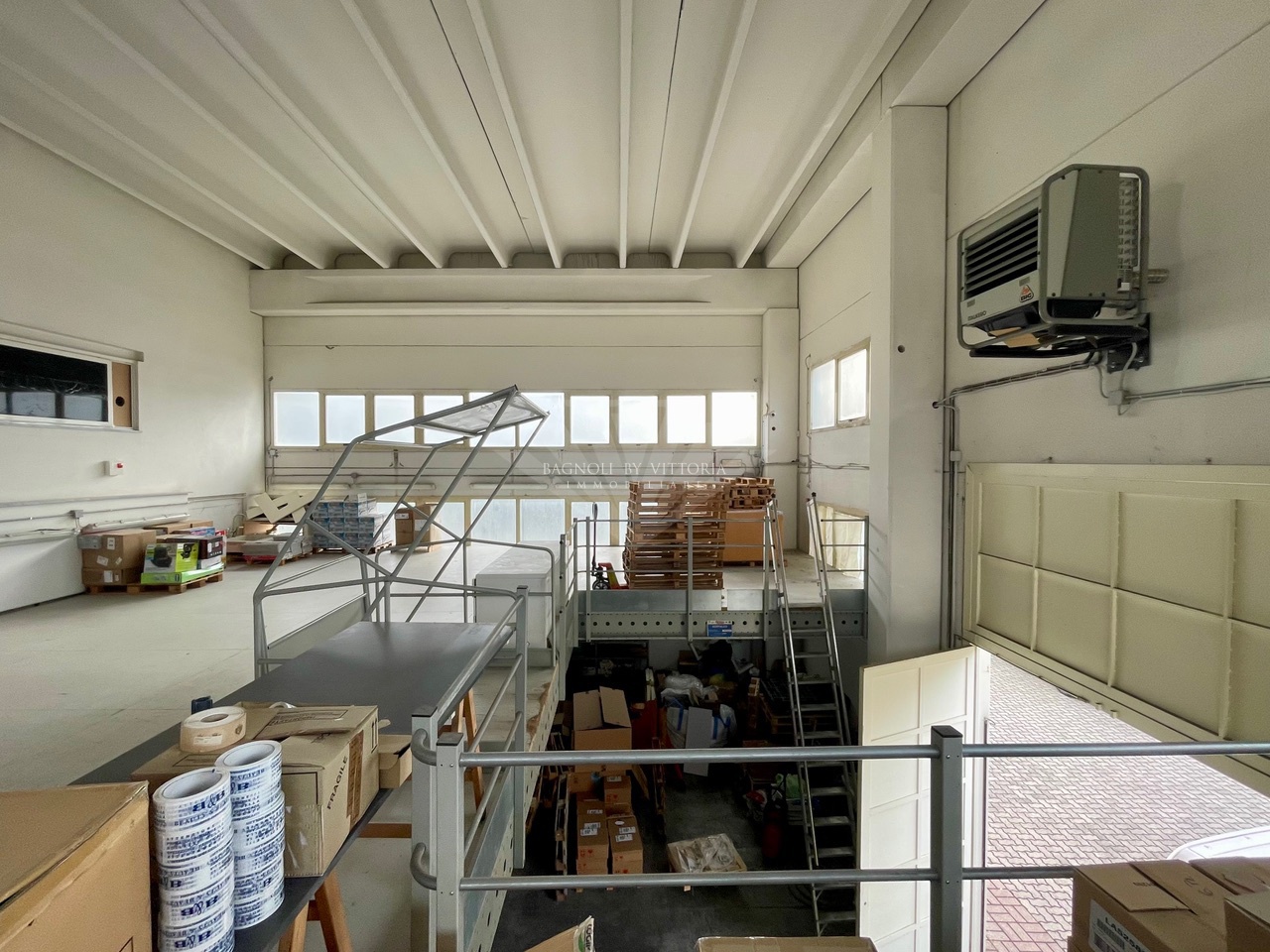 Capannone con giardino in via del portone, Pietrasanta