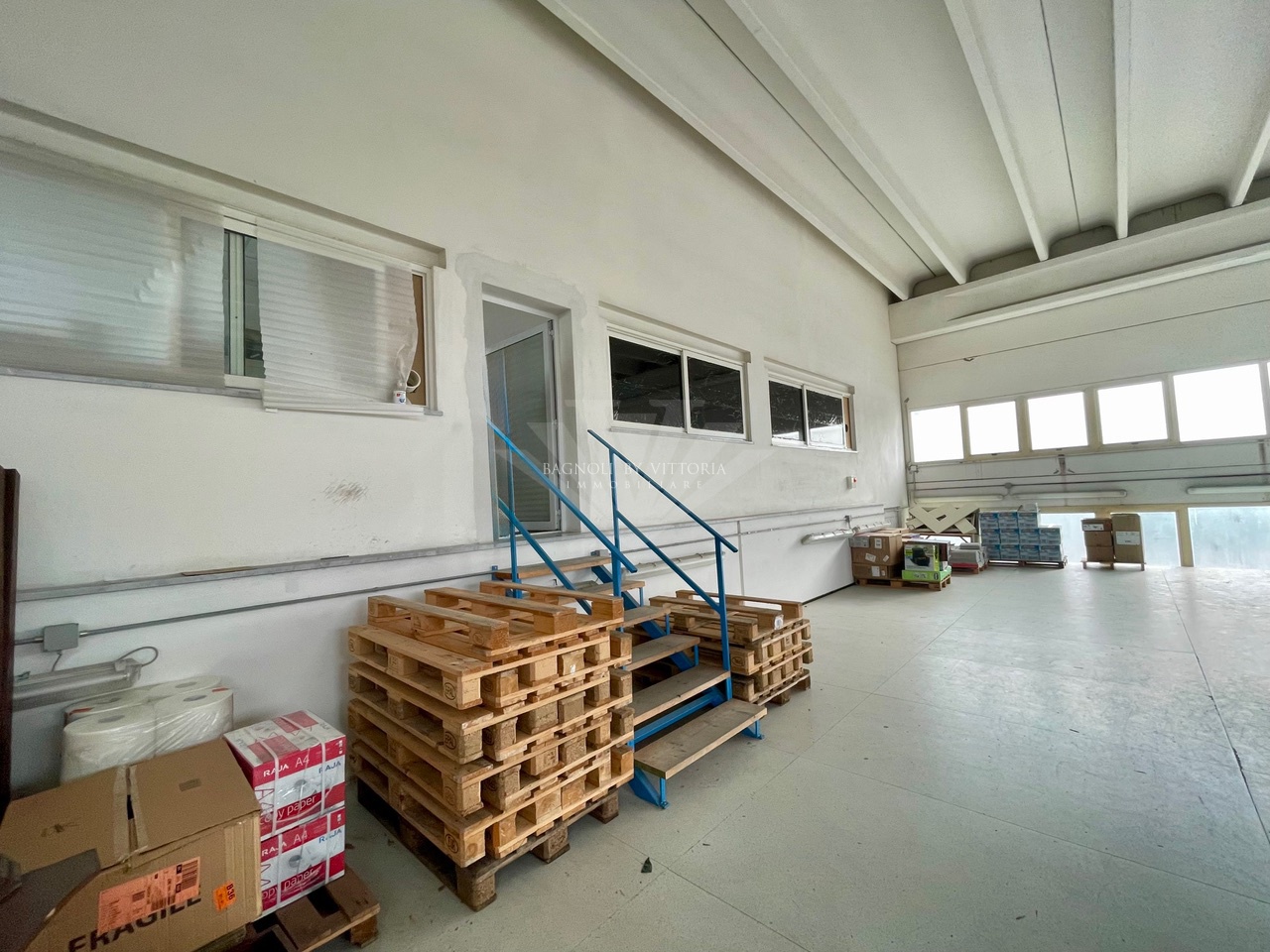 Capannone con giardino in via del portone, Pietrasanta