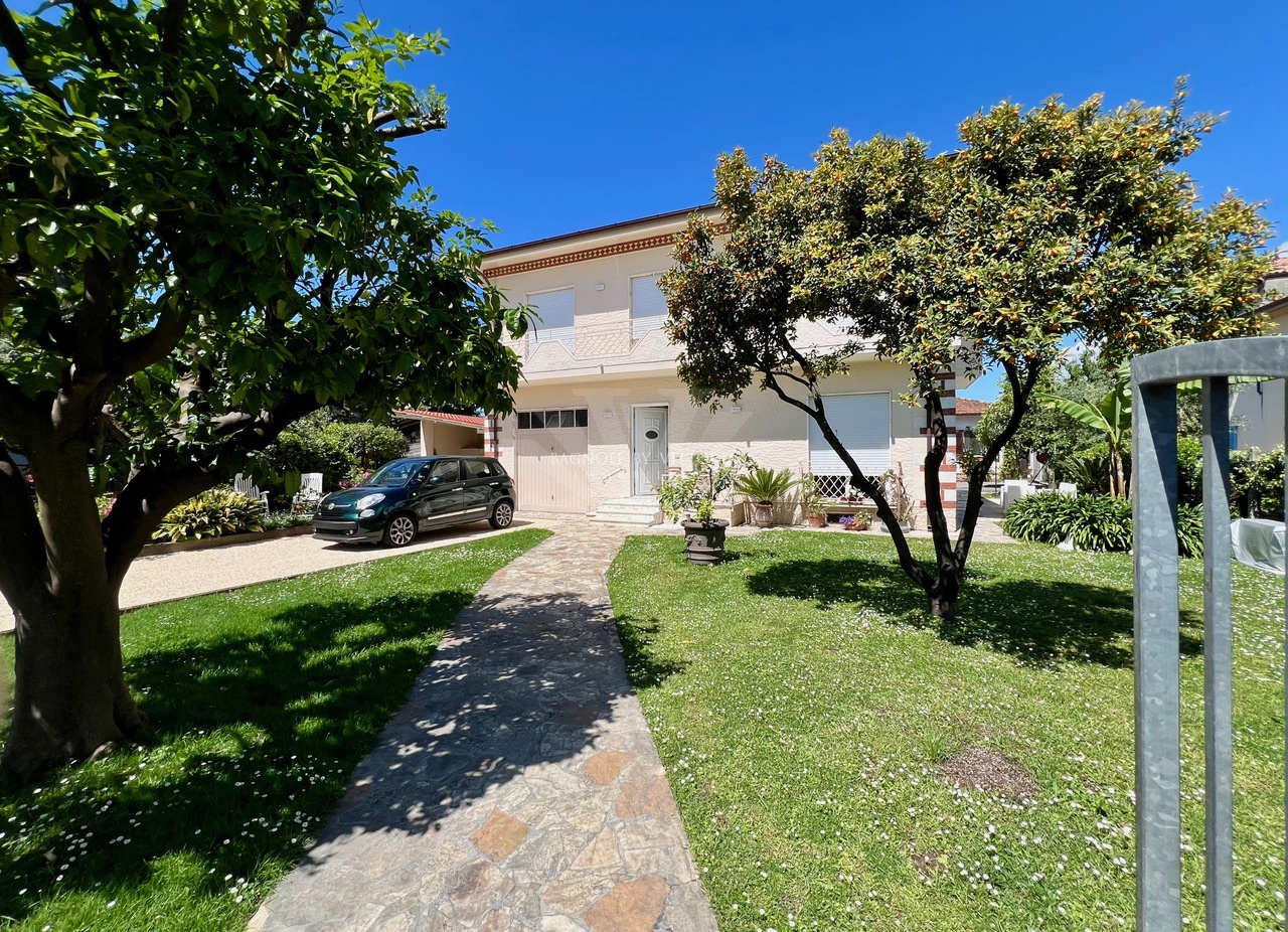 Villa arredata in affitto a Pietrasanta