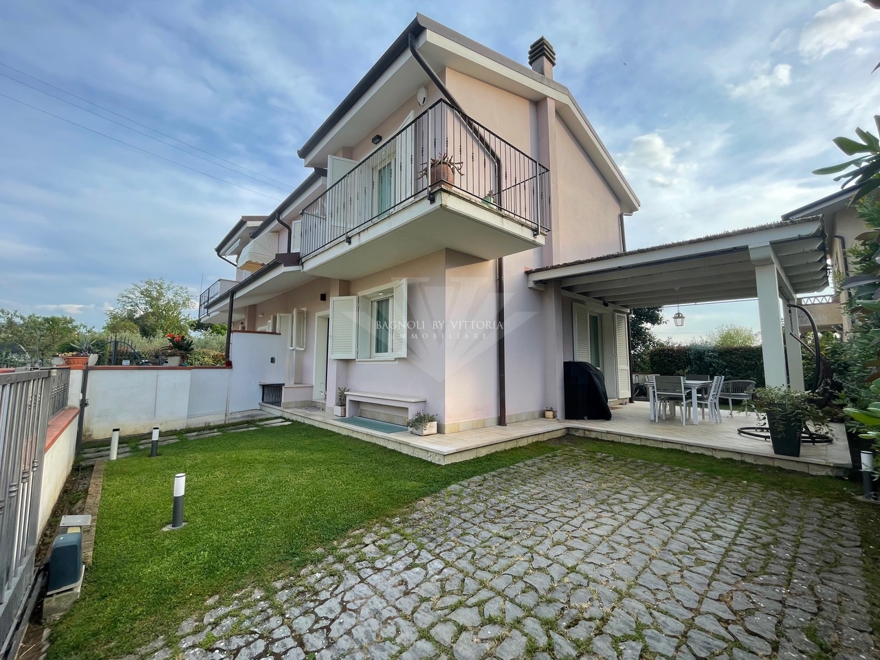 Villa con giardino in via don eugenio benedetti, Camaiore