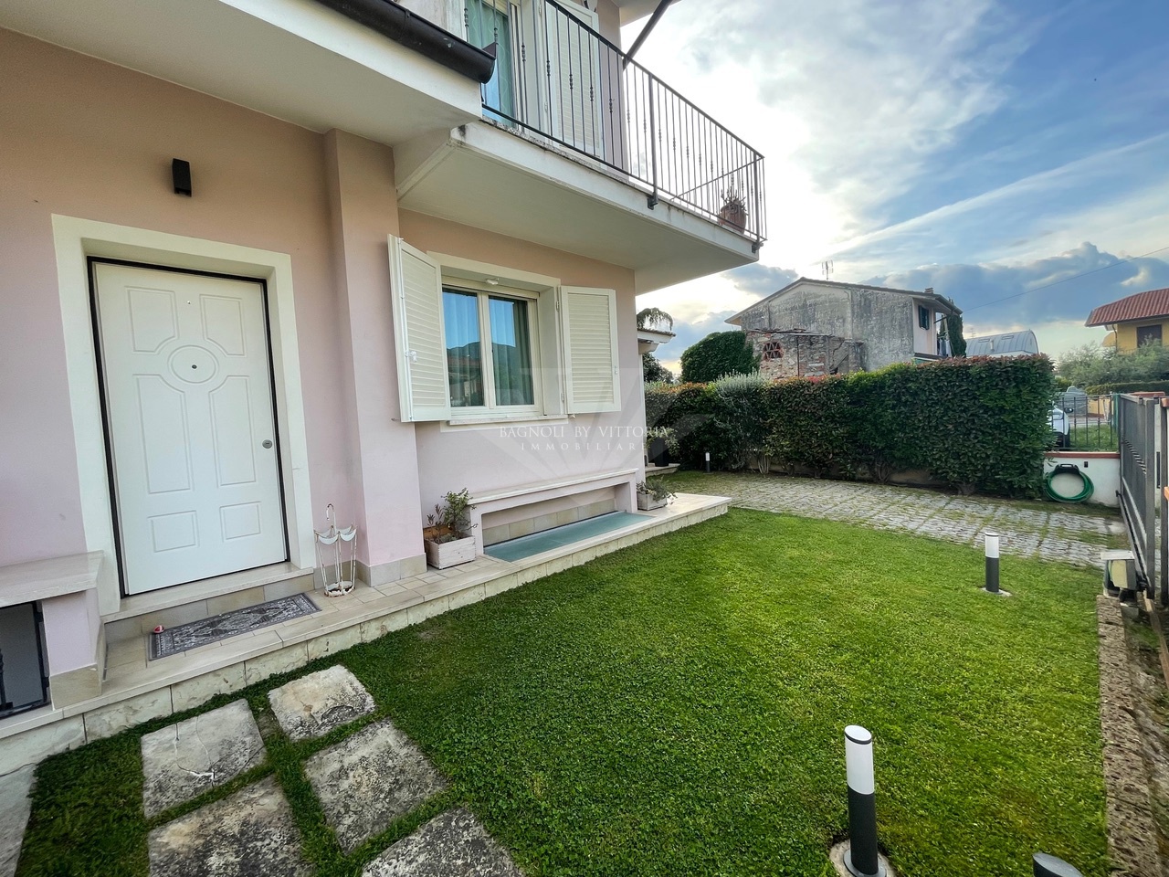 Villa con giardino in via don eugenio benedetti, Camaiore