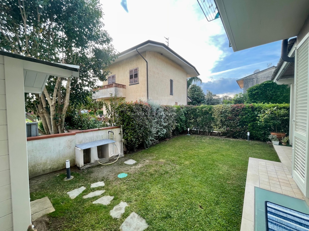 Villa con giardino in via don eugenio benedetti, Camaiore