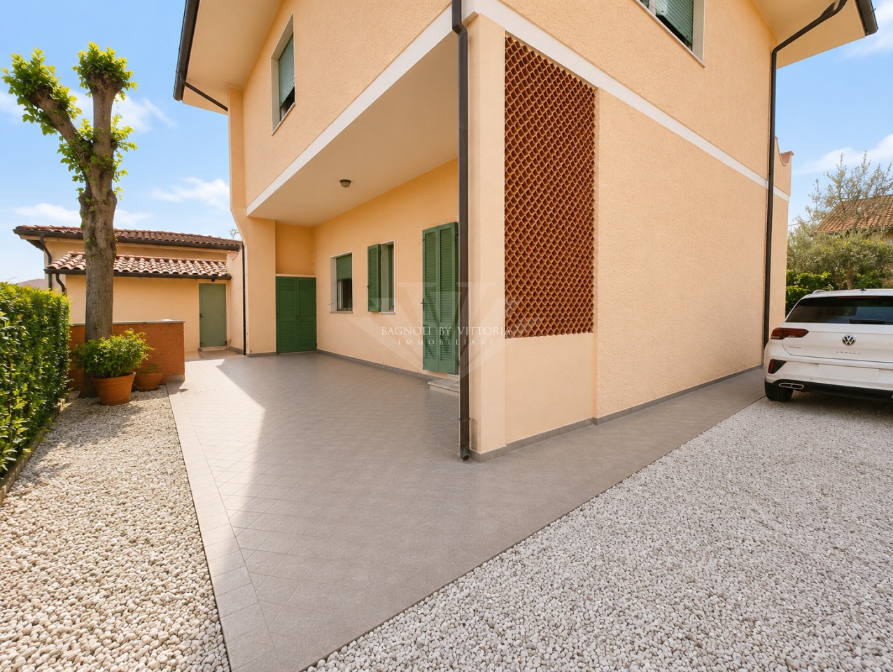 Appartamento con giardino in via firenze, Pietrasanta