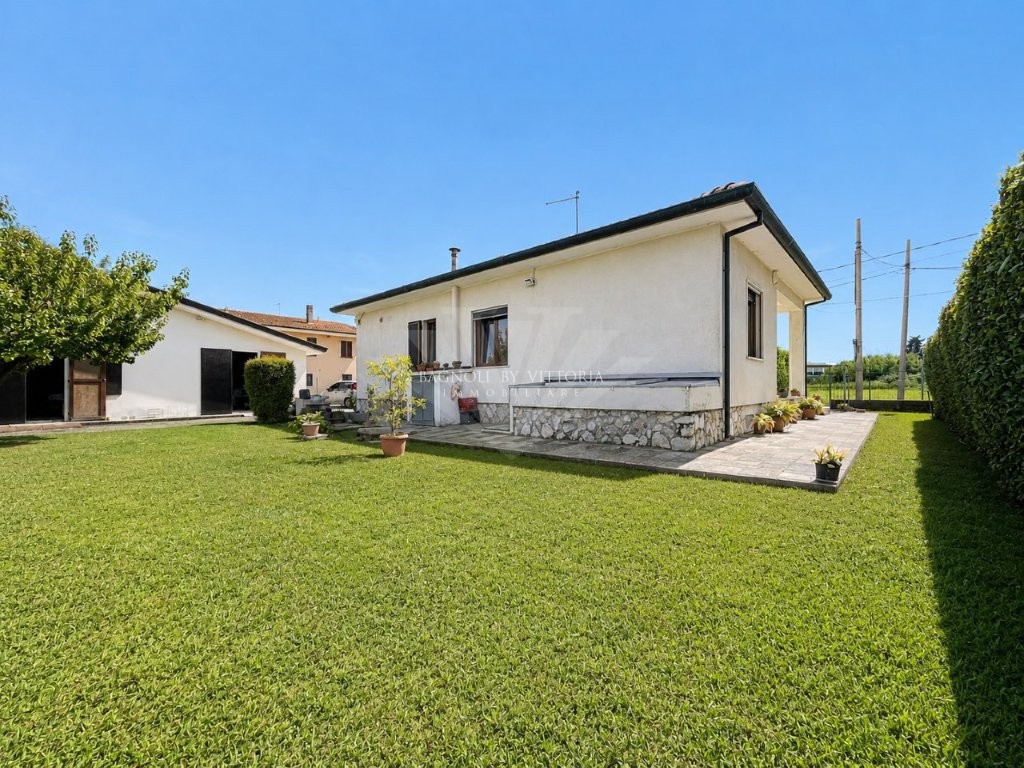 Villa con giardino a Pietrasanta