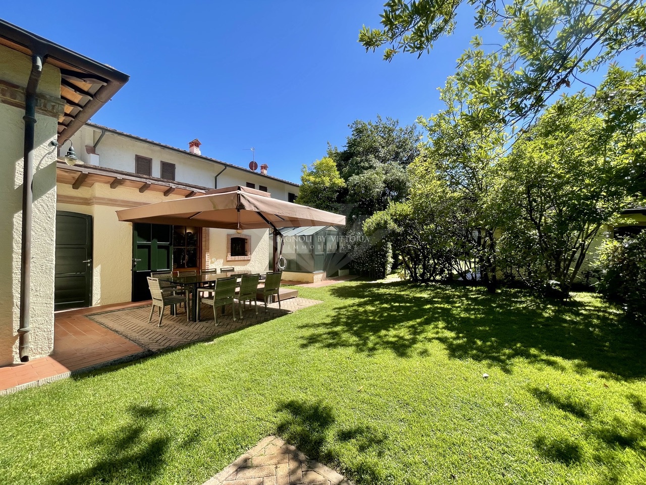 Villa arredata in affitto a Pietrasanta