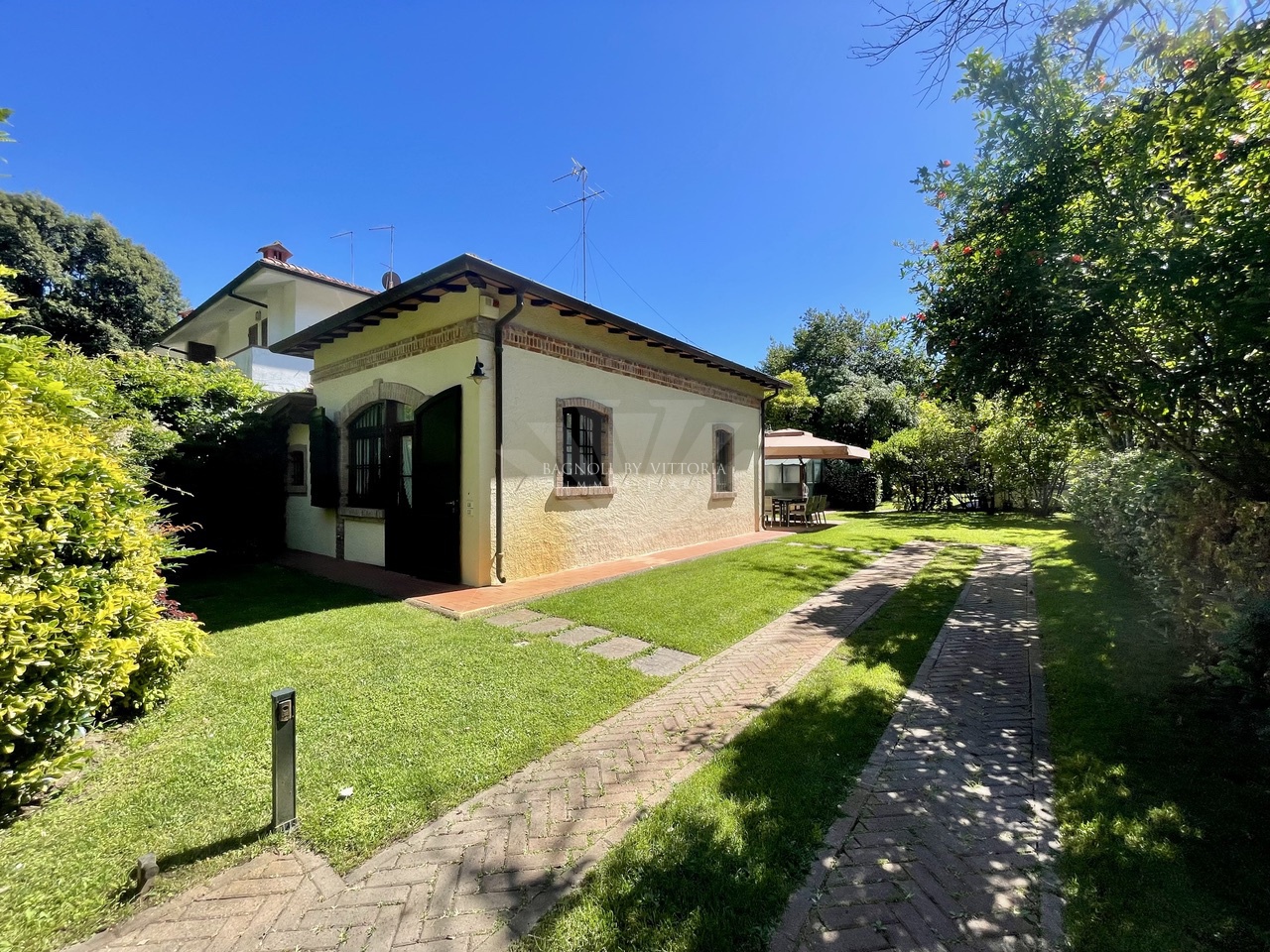 Villa arredata in affitto a Pietrasanta