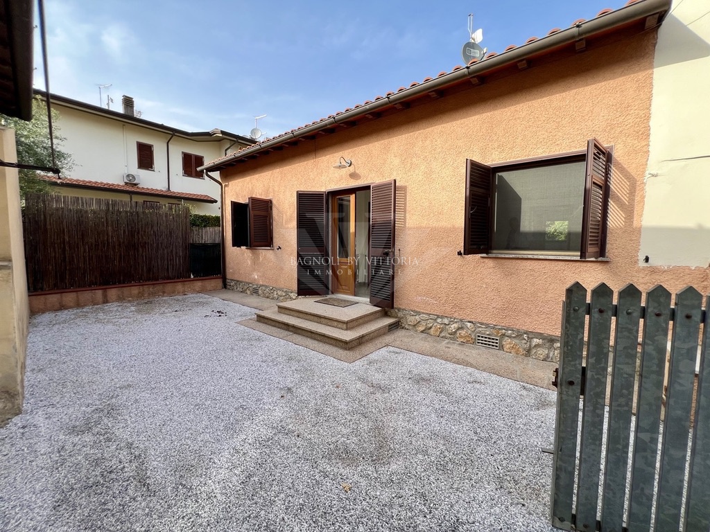 Appartamento con giardino in via andreotti, Pietrasanta