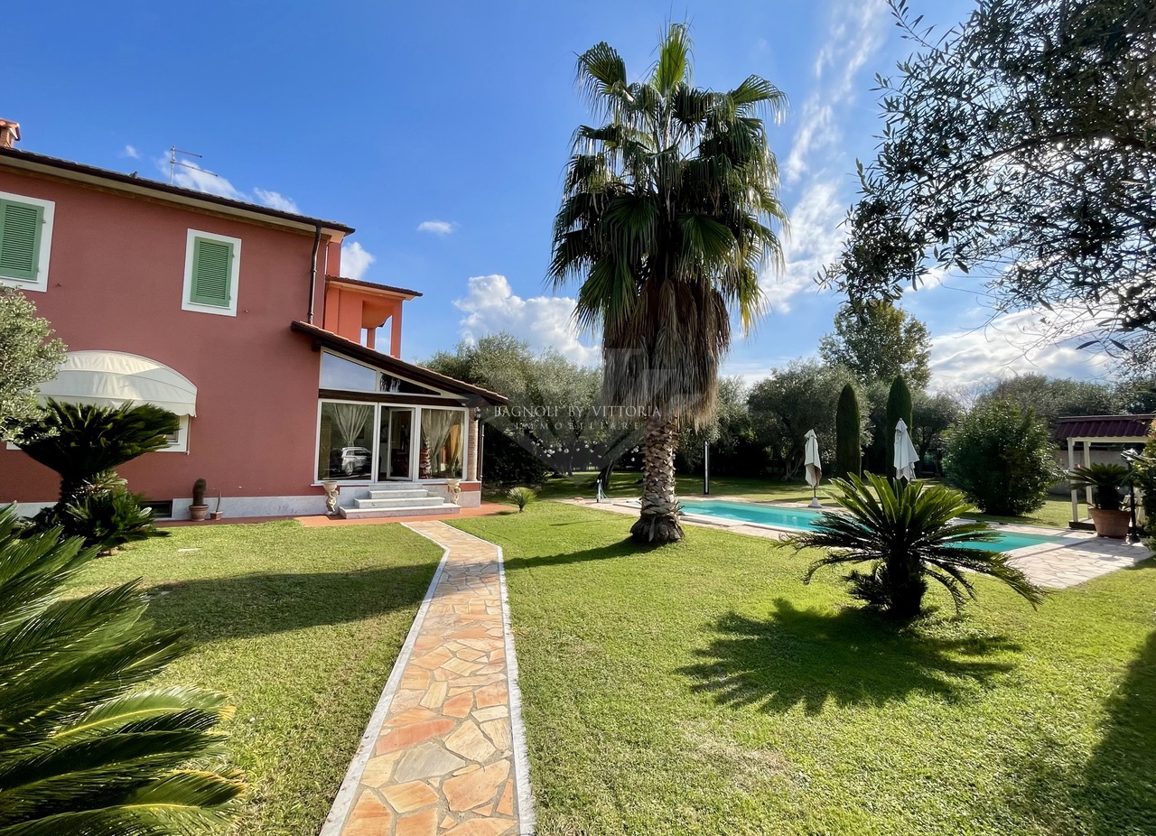 Villa con giardino a Seravezza