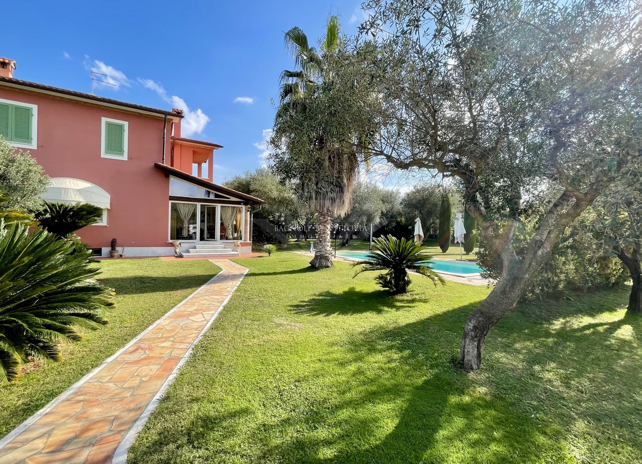 Villa con giardino a Seravezza