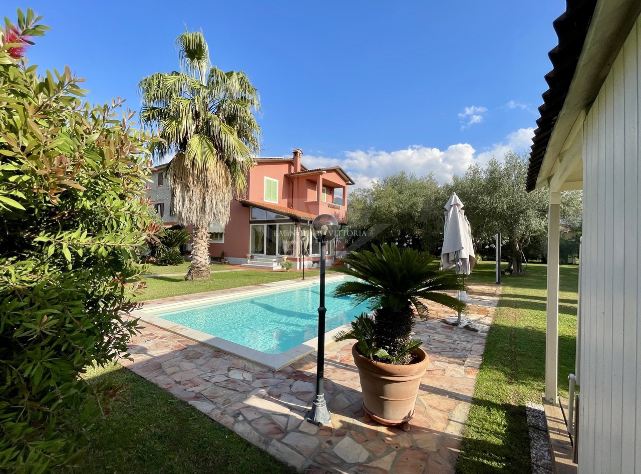 Villa con giardino a Seravezza