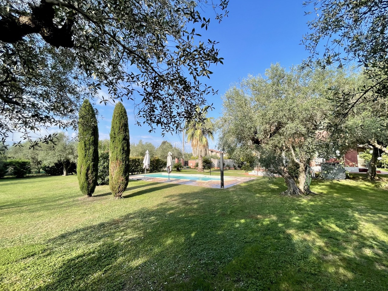 Villa con giardino a Seravezza